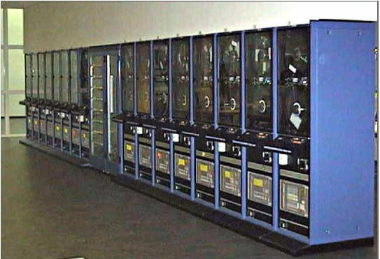 Dettaglio dei grossi computer a parete